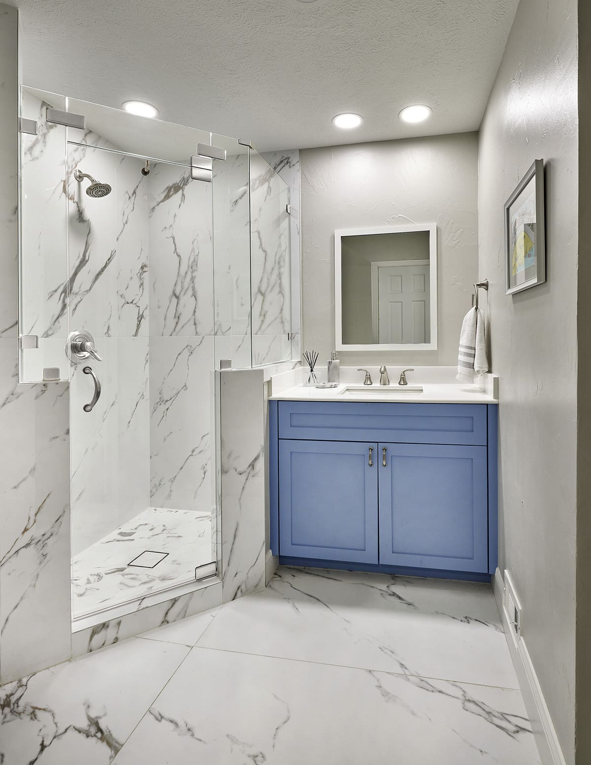 Bathroom remodel in Dallas, Texas with walk-in corner shower by Sardone | McLain