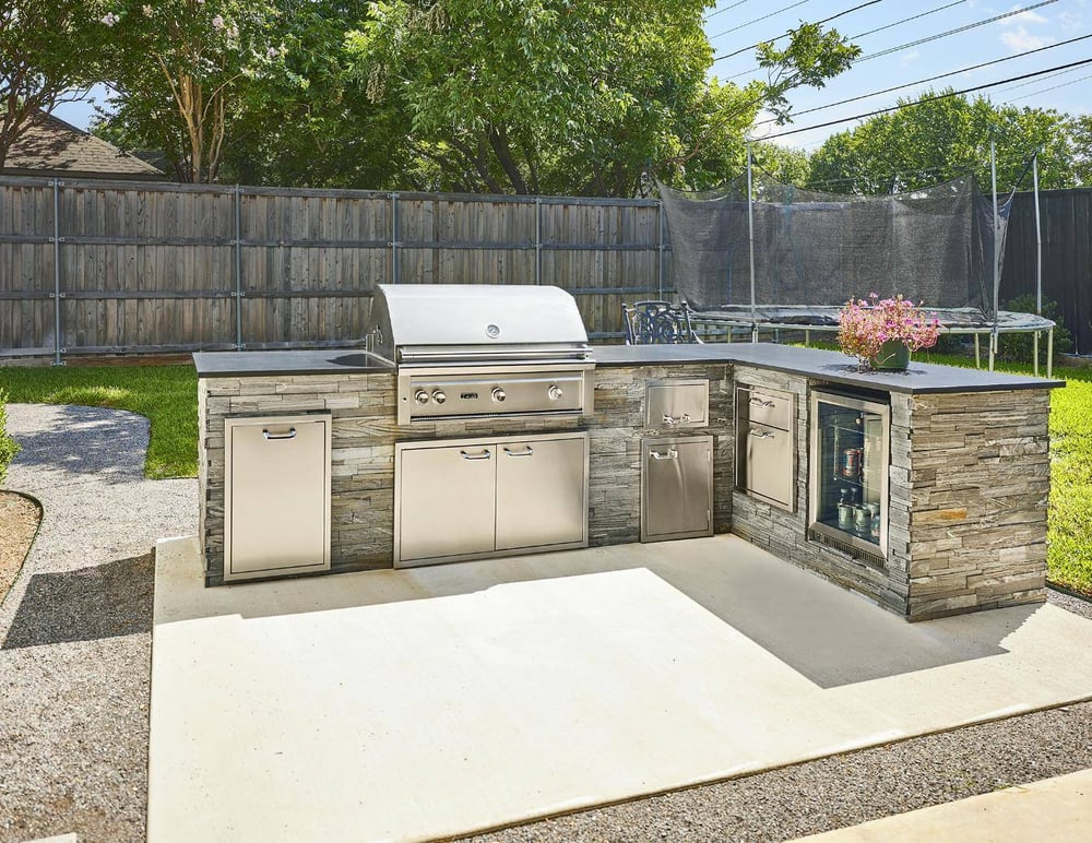 Outdoor kitchen in Dallas home remodel by Sardone | McLain in Dallas, TX