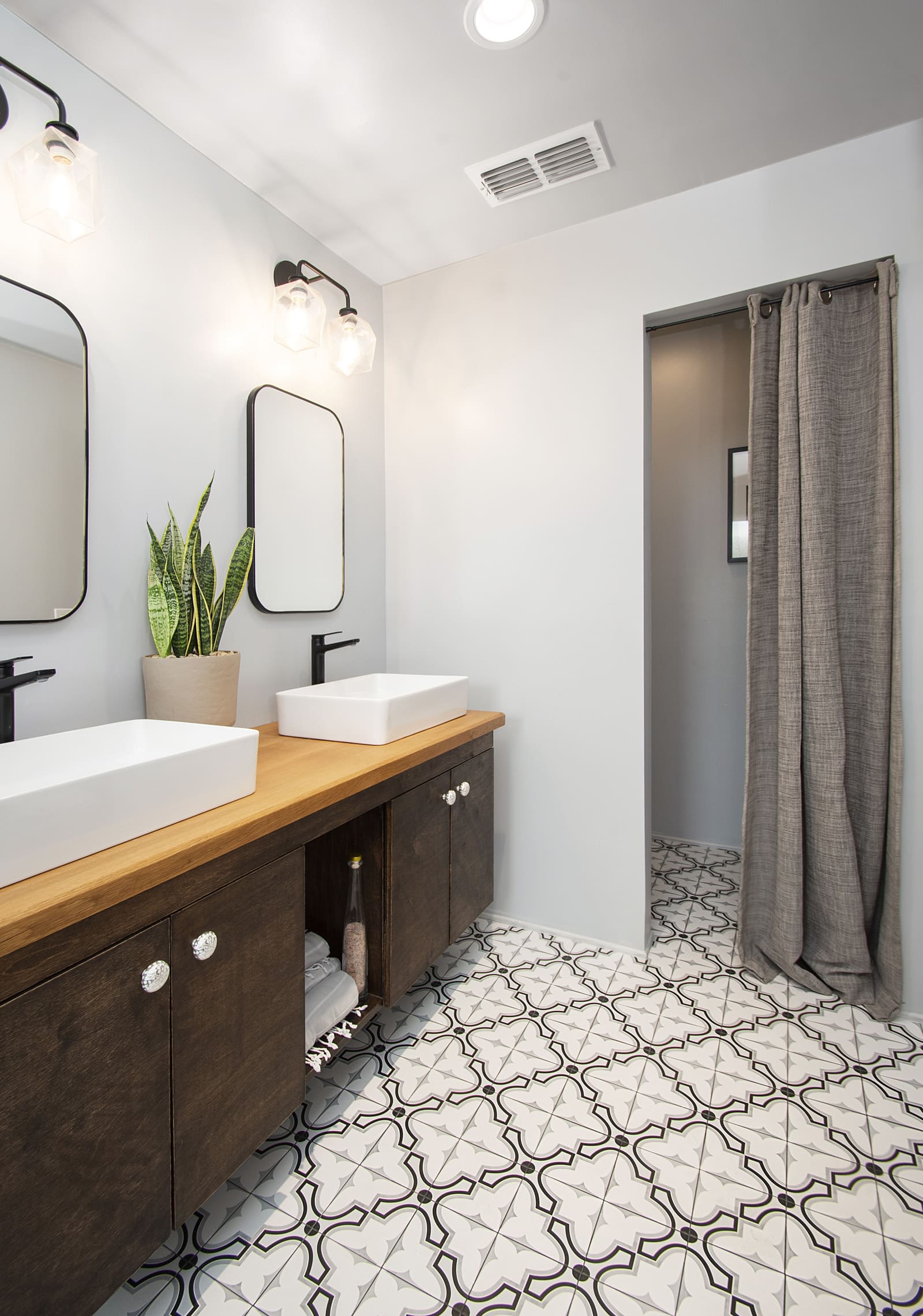 Bathroom remodel with double vanity in Dallas, TX by Sardone | McLain