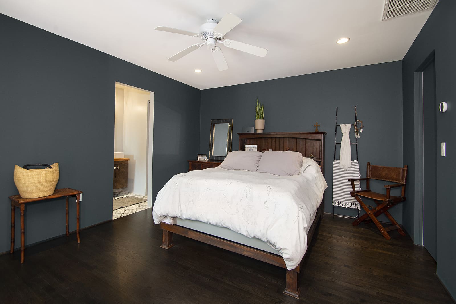 Bedroom with en suite in Dallas, TX home remodel by Sardone | McLain