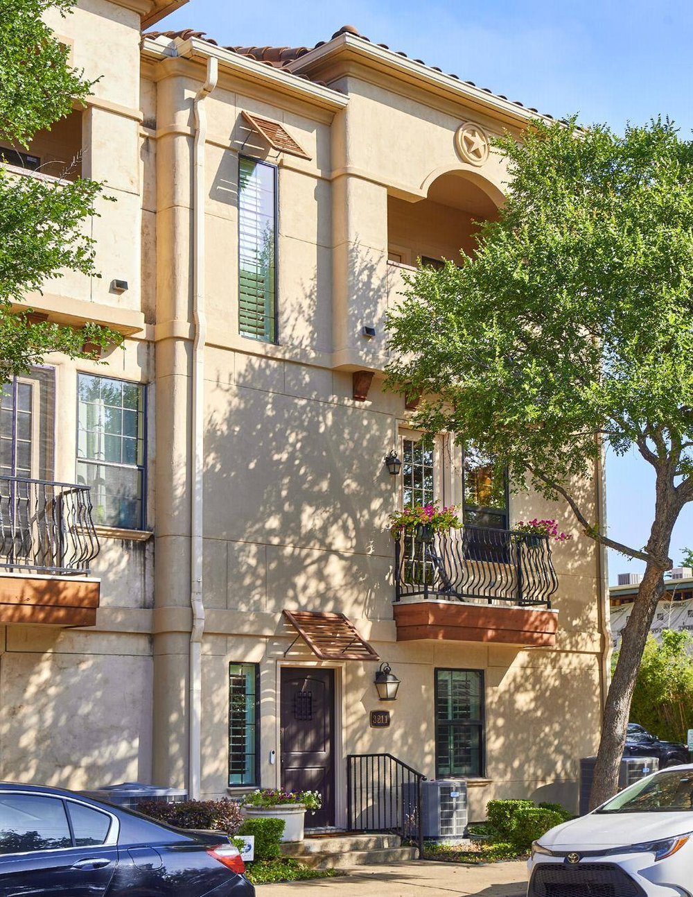 Exterior of Dallas townhome remodel by Sardone | McLain